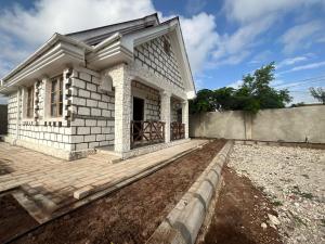 una casa è stata costruita con un portico di Terrapin village and hostel a Pwani Mchangani
