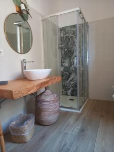 bagno con lavandino e doccia in vetro di Aloha Marzamemi Rooms a Marzamemi