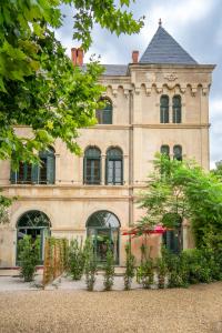 Ultimate Relaxation for Family or Group at Renowned Couvent des Ursulines, a Tranquil Escape in Historic Pézenas في بيزيناس: مبنى قديم عليه برج