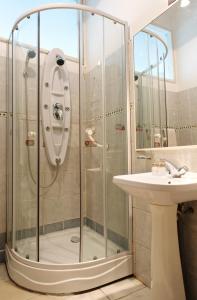 a bathroom with a shower and a sink at Hotel Vista Hermosa 26 in Viña del Mar