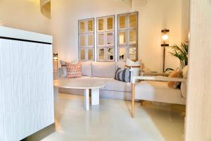 Andalus Al Seef Resort & Spa في أبوظبي: غرفة معيشة مع أريكة وطاولة