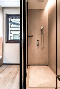 baño con ducha y puerta de cristal en Zunjing Boutique Hotel Nanjing Confucius Temple, en Nanjing