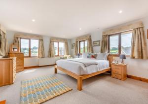 um quarto grande com uma cama e janelas em Cascade em Saundersfoot