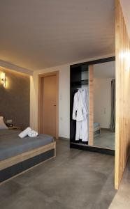 um quarto com uma cama e um espelho em Kiriakos Apartment em Kalamata