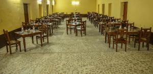 een grote kamer met tafels en stoelen bij The Carvaans Resort in Jaisalmer