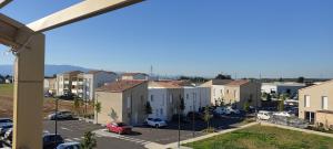 einen Balkon mit Aussicht auf einen Apartmentkomplex in der Unterkunft Appartement terrasse avec vue in Valence