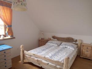 1 dormitorio con cama de madera y vestidor en Chatka skrzatka, 