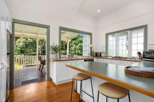 uma cozinha com um grande balcão e algumas janelas em Classical King Bed Home @ Edge hill; 5km to Cairns em Edge Hill