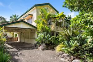 una casa con árboles y plantas delante de ella en Classical King Bed Home @ Edge hill; 5km to Cairns, en Edge Hill
