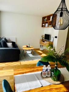 uma sala de estar com uma mesa e um sofá em Appartement cocooning em Villetaneuse