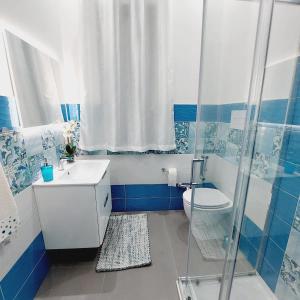 uma casa de banho com um WC, um lavatório e um chuveiro em Casa vacanze Sicilia bedda partinico em Partinico