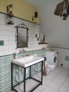 uma casa de banho com um lavatório e um WC em Chatka skrzatka 