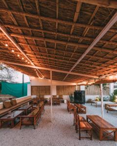 eine große Terrasse mit Holztischen und Stühlen in der Unterkunft The Luxe Pushkar By Namli Hotels in Pushkar