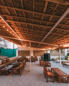 TV a/nebo společenská místnost v ubytování The Luxe Pushkar - A Luxury Farmstay in Pushkar