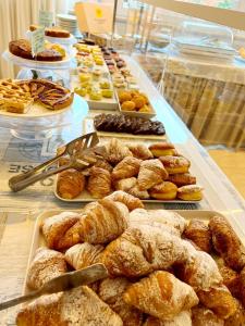 un buffet de bollería y otros pasteles en una mesa en Hotel Monica en Rímini