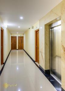 un pasillo de un edificio con ascensor en Daffodils Luxury Airport Suites, en Angamaly