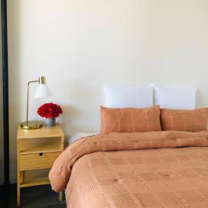 Un pat sau paturi într-o cameră la Sky Apartment - Realm Adelaide +23 fotografii