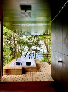 比亞維森西奧的住宿－Itawa Luxury Glamping & Ecoparque turísticos，木制甲板上的浴缸