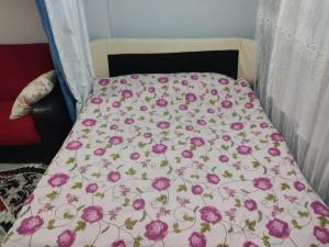Una cama o camas en una habitación de Cute Apartment Daily Weekly Holiday Home Rooms - BE MY GUEST
