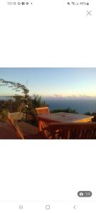 vistas a un patio con mesa y al océano en T2 vue sur Ocean Indien en Saint-Leu