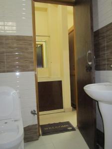 瑞詩凱詩的住宿－Hotel Krishna Rishikesh，一间带水槽和卫生间的浴室