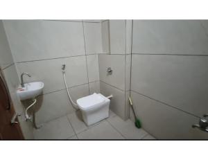 uma casa de banho com um WC e um lavatório em Hotel Roopmati, Vidisha em Vidisha