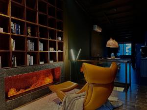 屏东县Here Hotel 宅這兒私宅-屏市B宅的客厅设有壁炉和黄色椅子