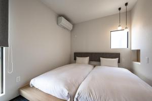 Letto o letti in una camera di plainn by negura