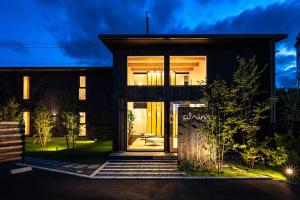 una casa con una porta d'ingresso di notte di plainn by negura a Bungotakada