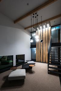 豊後高田市にあるplainn by neguraの階段、ベンチ、シャンデリアが備わる客室です。