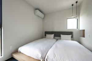 Letto o letti in una camera di plainn by negura