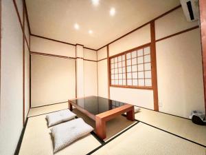 Funaechōにある外宮前別邸　星織のテーブルと椅子2脚、窓が備わる客室です。