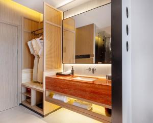 a bathroom with a sink and a mirror at Guangzhou Drimin House Hotel - Canton Fair Free Shuttle Bus in Guangzhou