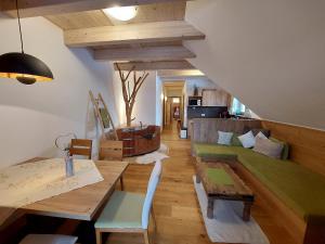 ein Wohnzimmer mit einem Tisch und einem Sofa in der Unterkunft Seyerlehnerhof in Maria Neustift