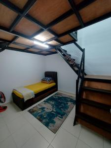 um quarto com uma cama e uma escada com um tapete em M2H Homestay em Kuantan