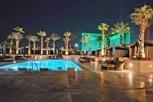Bazén v ubytování The Signature at MGM Condo! Stunning Strip Views & No Resort Fees! nebo v jeho okolí