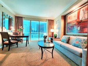 Posezení v ubytování The Signature at MGM Condo! Stunning Strip Views & No Resort Fees!