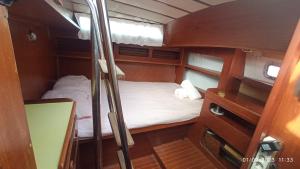 mały pokój z łóżkiem na środku łodzi w obiekcie Best Barcelona boat experience w Barcelonie