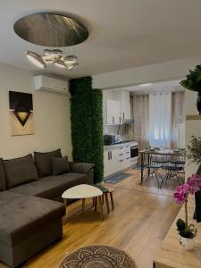 sala de estar con sofá y mesa en Pine Apartment Tirana, en Tirana