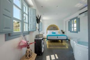 Emporio的住宿－BlackStone Luxury Suites，卧室配有1张床、浴缸和水槽。
