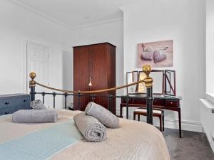 Pass the Keys Mulberry Beautiful Apartment with Sea View客房内的一张或多张床位