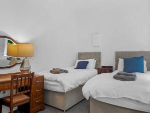 Pass the Keys Mulberry Beautiful Apartment with Sea View客房内的一张或多张床位