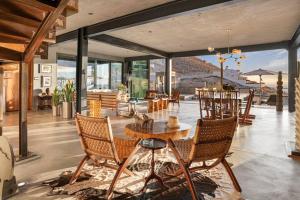 Un comedor con mesa y sillas en Casa Galería Blackaller, en La Paz
