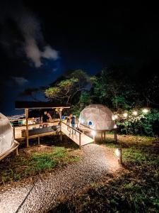 比亞維森西奧的住宿－Glamping Itawa & Ecoparque turístico，一群人晚上站在海滩上