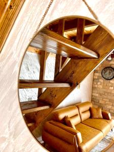 - un miroir circulaire avec un canapé dans l'établissement LUX VILA MOTICKI GAJ, à Žabljak