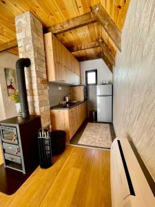 - une grande cuisine avec une cuisinière dans l'établissement LUX VILA MOTICKI GAJ, à Žabljak