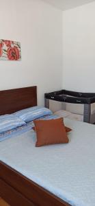 two beds sitting next to each other in a bedroom at Casa Daila in Costa de Antigua