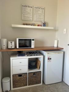 una cucina con bancone, forno a microonde e frigorifero di Freyjas Guest Suite a Curra
