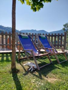 um bicho de peluche está deitado ao lado de duas cadeiras de praia em Seyerlehnerhof em Maria Neustift
