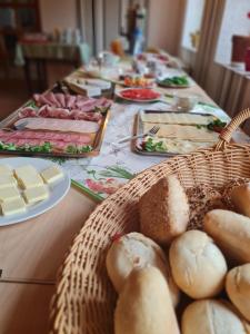 una mesa larga con pan y queso. en Hotel Zum Pass, en Sieber